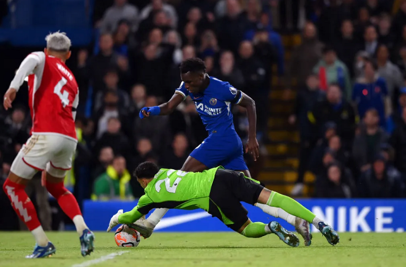 Trận đối đầu giữa Arsenal và Chelsea tại sân Stamford Bridge đã chứng kiến một cuộc đối đầu căng thẳng và hấp dẫn. Dù bị dẫn trước 2 bàn, Arsenal đã tỏ ra rất quyết tâm và thi đấu quyết liệt để gỡ hòa. Mới nhất, Drogba đã lên tiếng khen ngợi Chelsea.