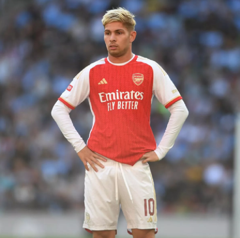 Nhiều tin đồn cho rằng Newcastle United đang lên kế hoạch để chiêu mộ Emile Smith Rowe từ Arsenal mặc dù anh đang bị coi là người thừa ở Arsenal.